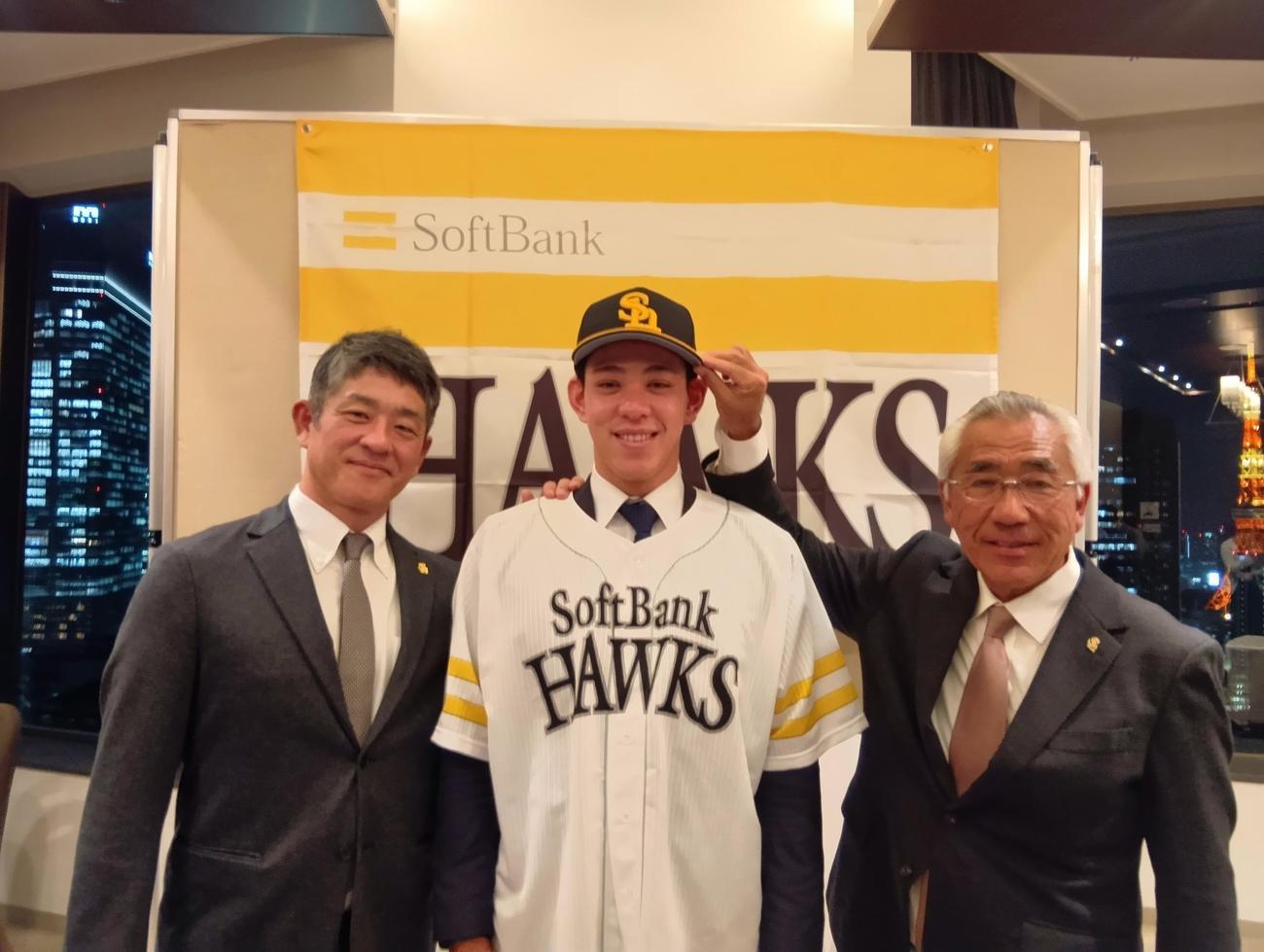 ソフトバンクからドラフト5位指名された高橋は仮契約を終えて笑顔を見せる、左は福山龍太郎アマスカウトチーフ、右は宮田善久アマスカウト
