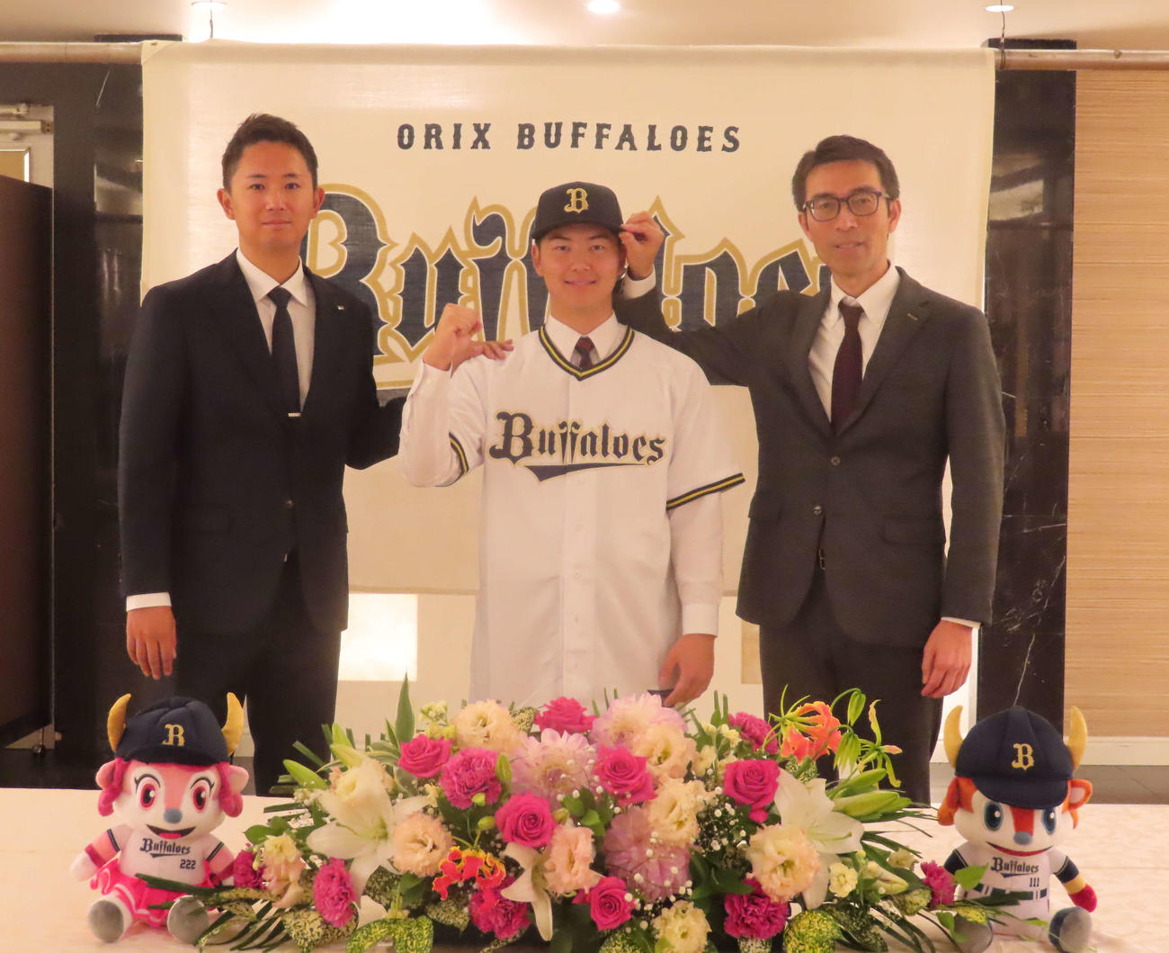 オリックスと仮契約を結んだドラフト3位の健大高崎・佐藤（撮影・山本佳央）