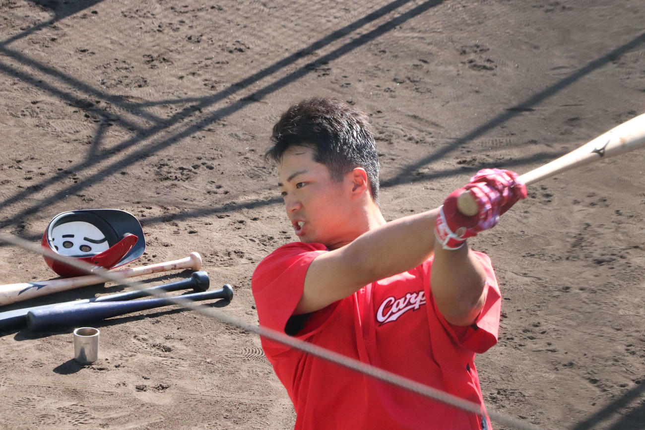 フォロースイングまで両手でバットを振り抜くティー打撃を行う広島内田湘大内野手（撮影・前原淳）＝2025年11月14日、天福球場