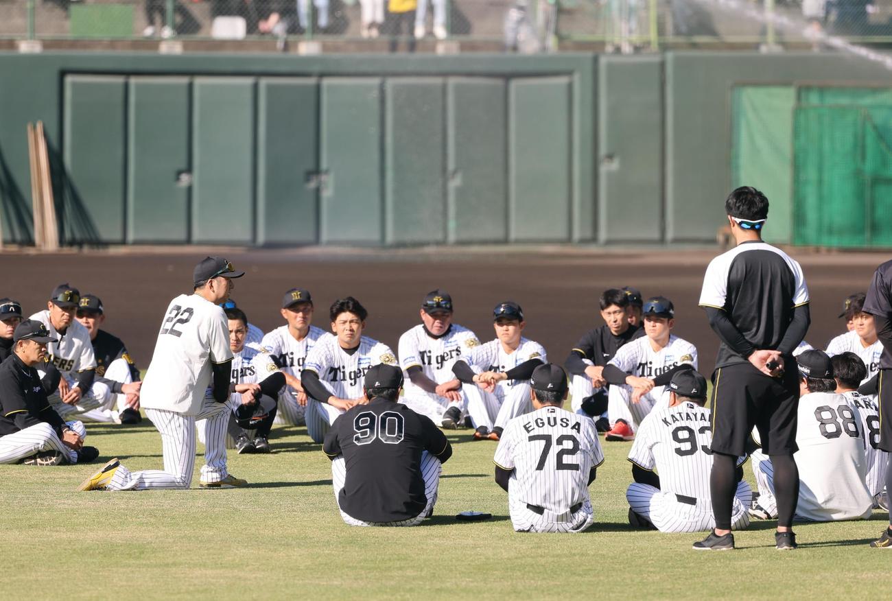 ナインに話をする藤川監督（撮影・上田博志）