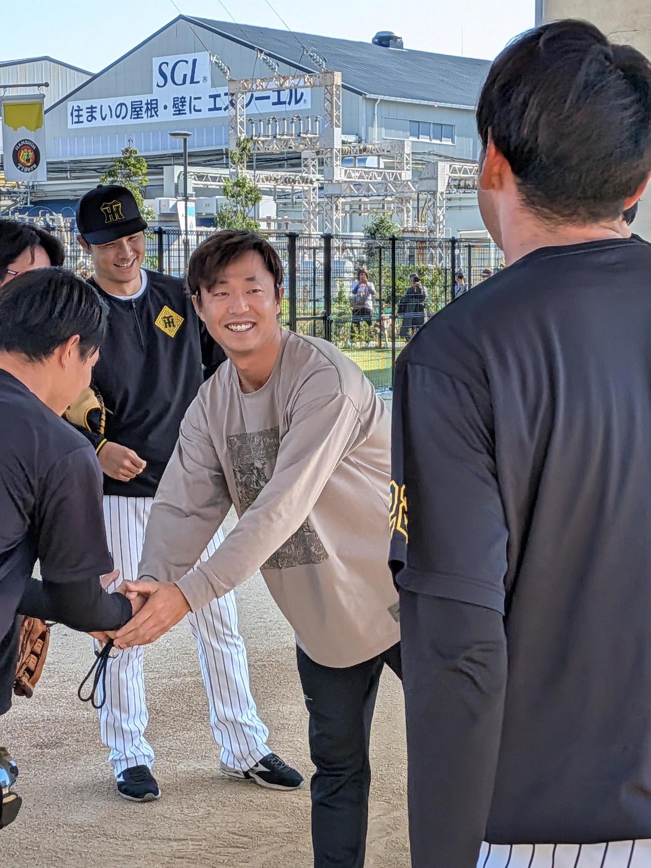 選手に移籍のあいさつをする阪神島本（撮影・柏原誠）