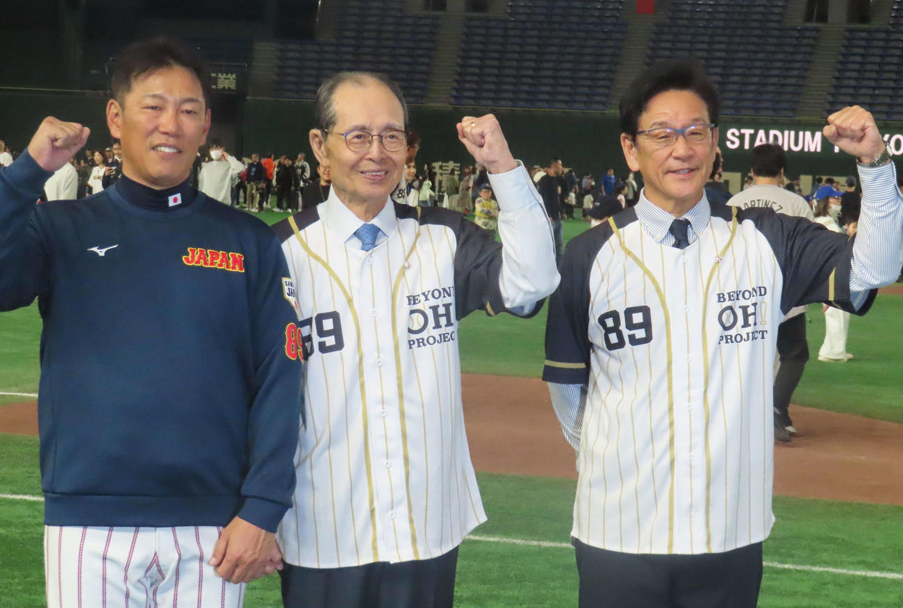 「球心会」のイベントに出席した左から侍ジャパン井端監督、王氏、栗山氏（撮影・水谷京裕）