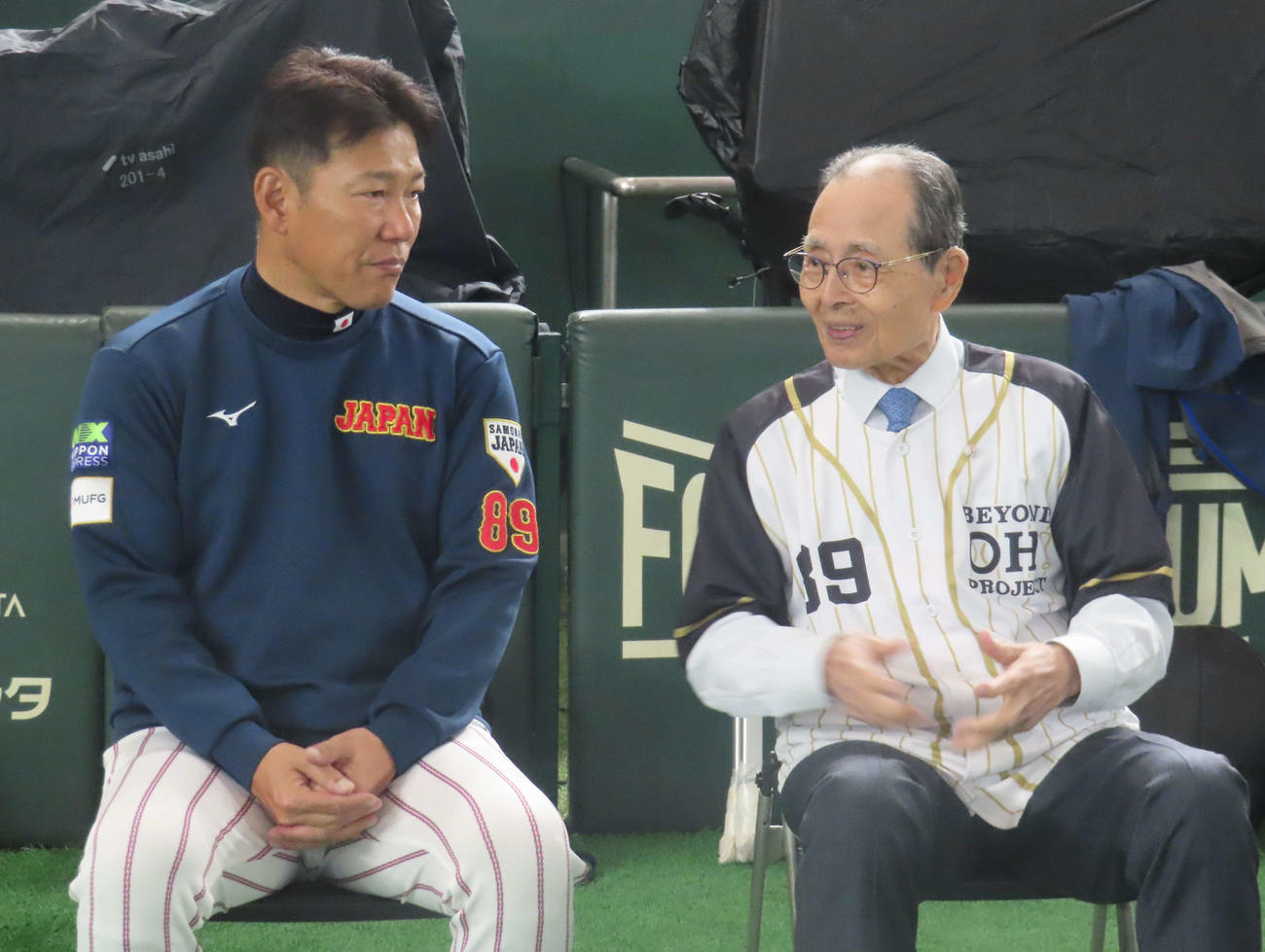 「球心会」のイベントに出席した侍ジャパン井端監督（左）と王氏（撮影・水谷京裕）