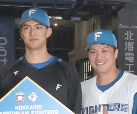 日本ハム達孝太（左）と伏見寅威（2025年6月10日）