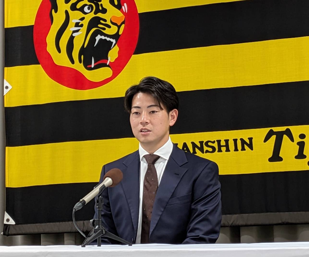 契約更改を終えた阪神下村（撮影・柏原誠）