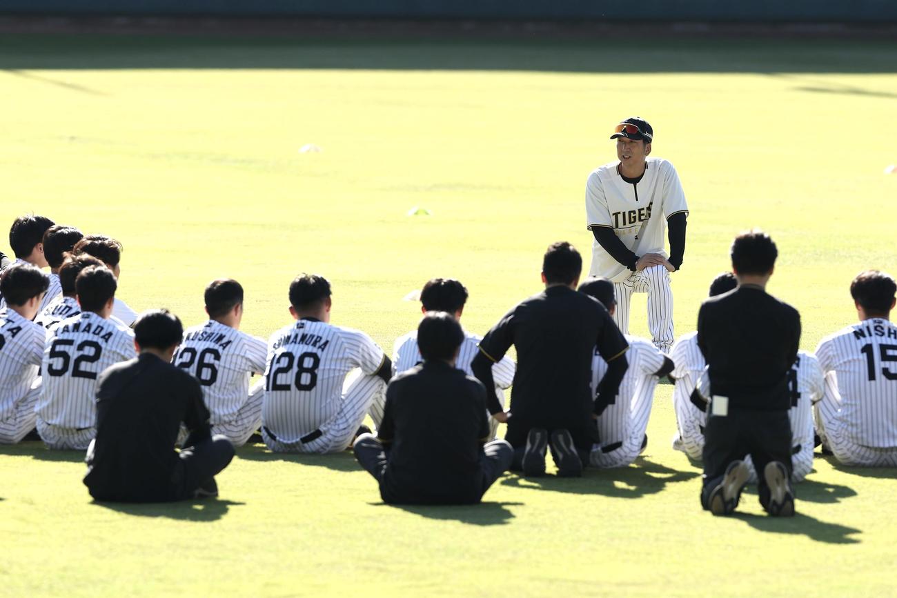 練習前、選手らを座らせ話をする阪神藤川監督（右から3人目）（撮影・前田充）