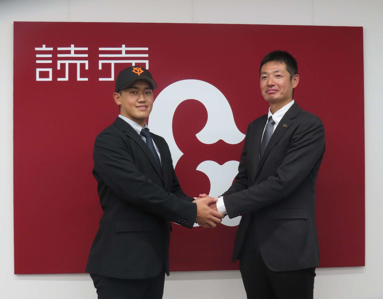 仮契約を終え笑顔を見せる、左からBC神奈川・冨重、巨人青木スカウト（撮影・北村健龍）