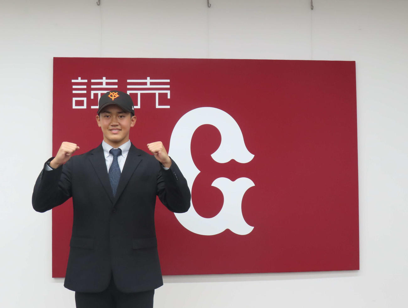 巨人との仮契約を終え笑顔を見せるBC神奈川・冨重（撮影・北村健龍）