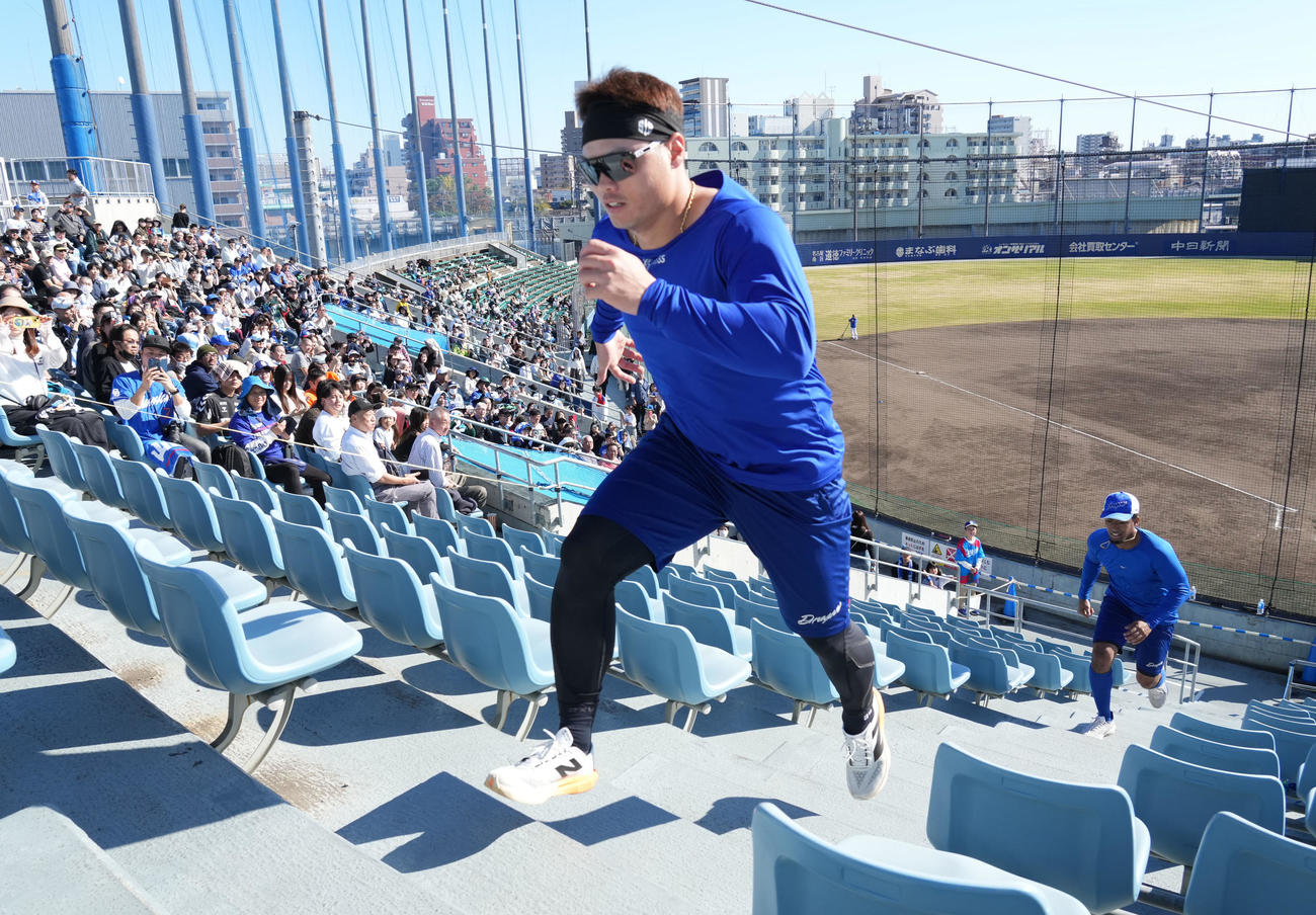 ファンの見つめる中、スタンドの階段を利用しトレーニングをする細川（撮影・森本幸一）