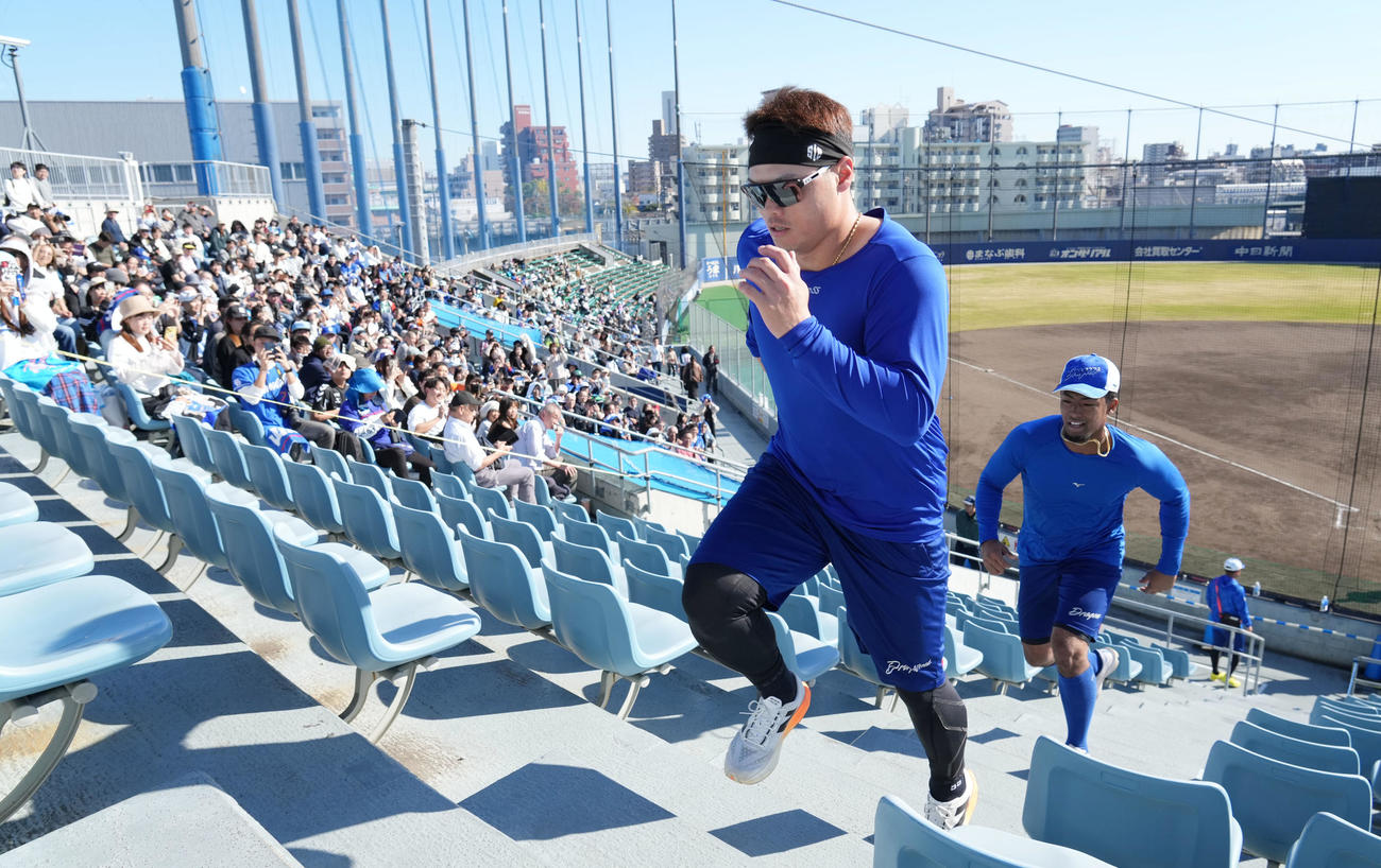 ファンの見つめる中、スタンドの階段を利用しトレーニングをする右からブライト健太、細川（撮影・森本幸一）