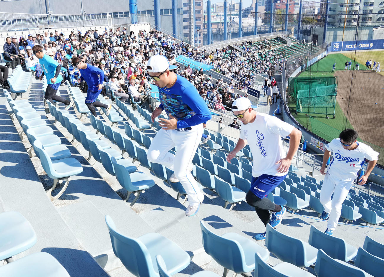 ファンの見つめる中、スタンドの階段を利用しトレーニングをする右から橋本、勝野、梅野（撮影・森本幸一）