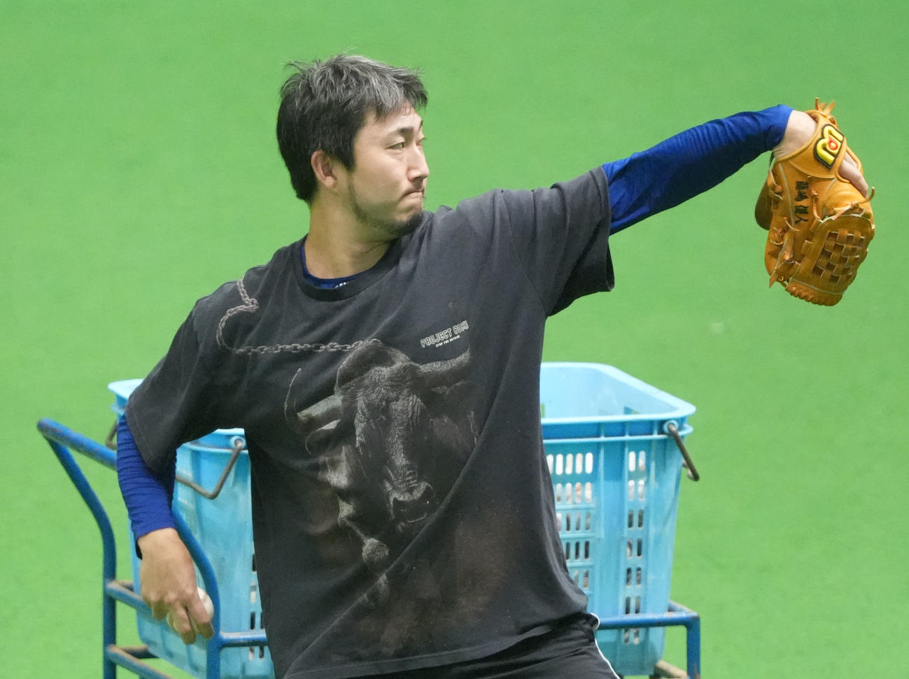 ネットスローで調整する藤嶋（撮影・森本幸一）
