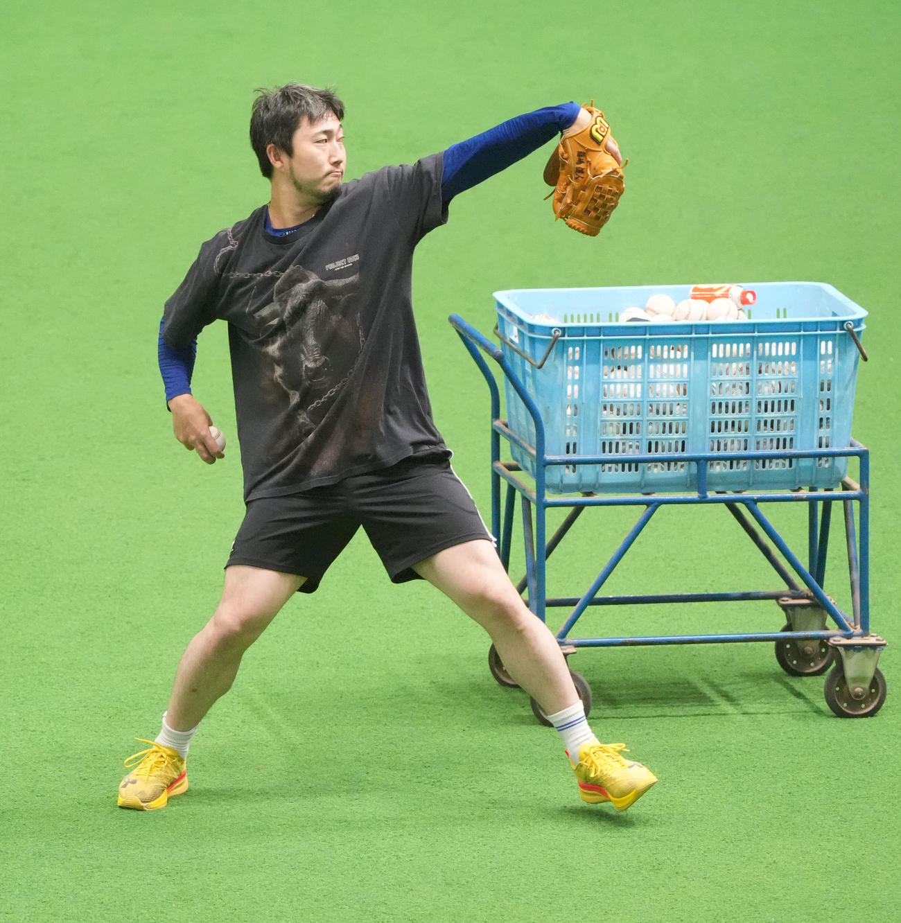 ネットスローで調整する藤嶋（撮影・森本幸一）