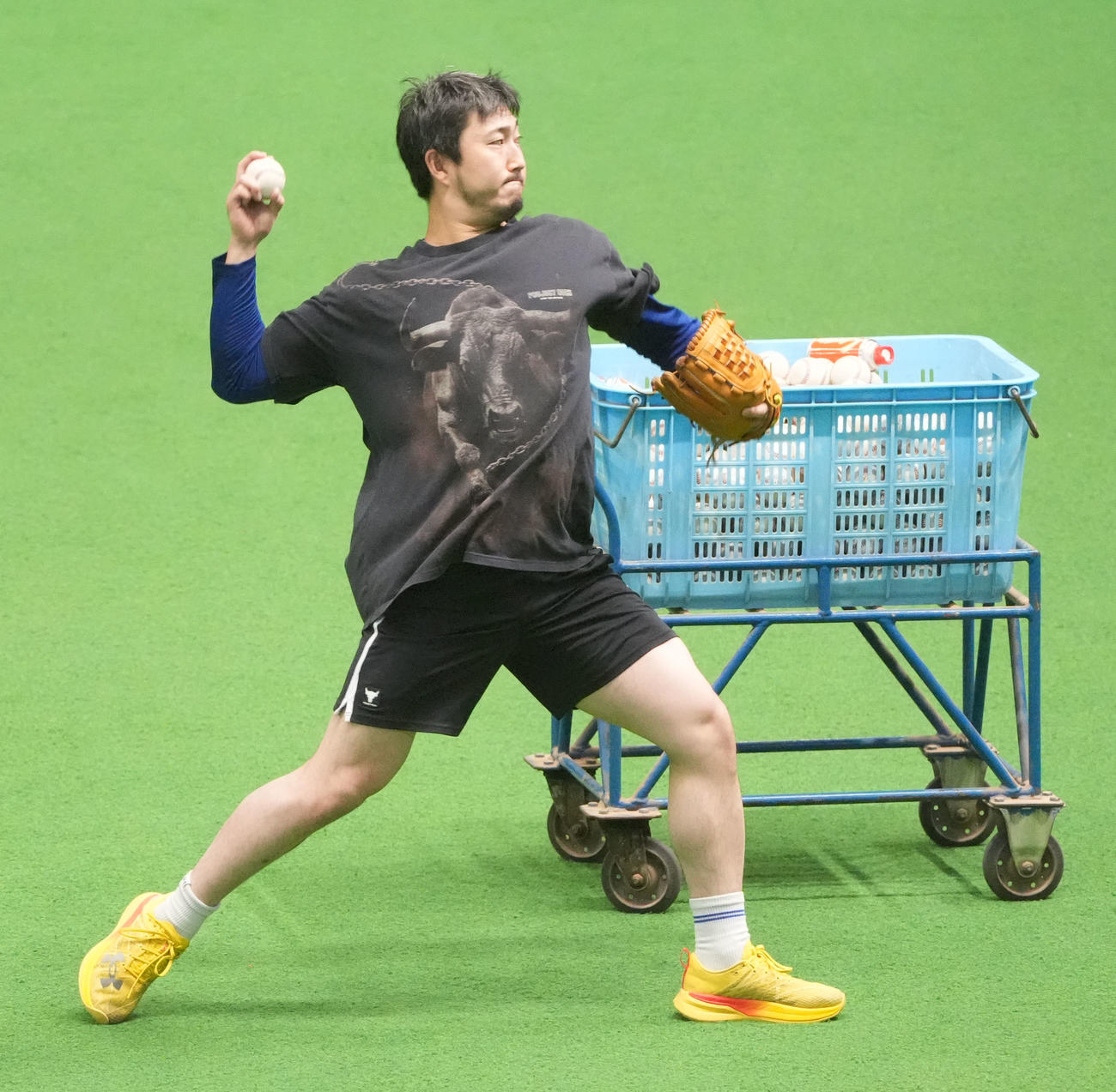 ネットスローで調整する藤嶋（撮影・森本幸一）