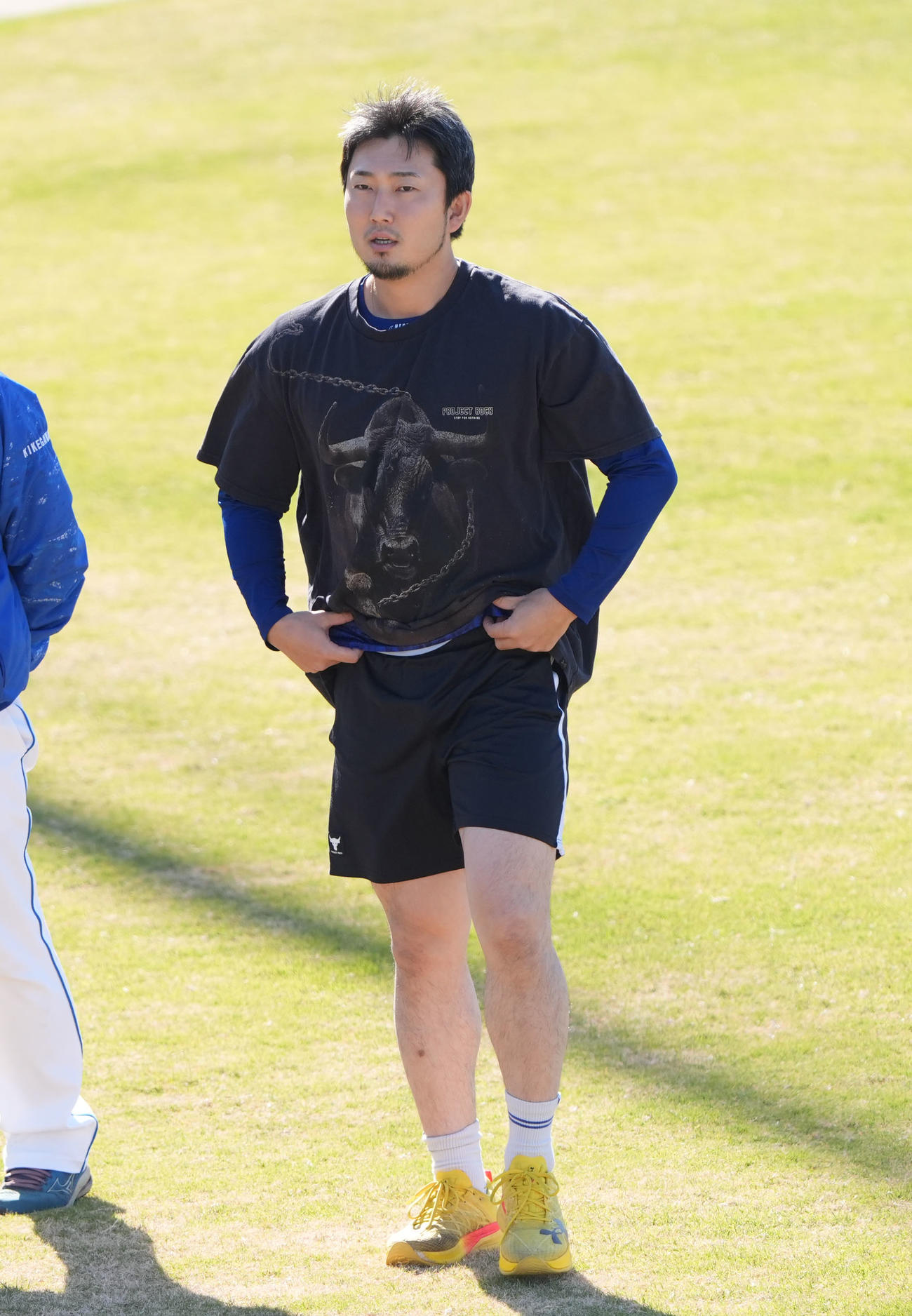 球場に姿を見せ調整する藤嶋（撮影・森本幸一）