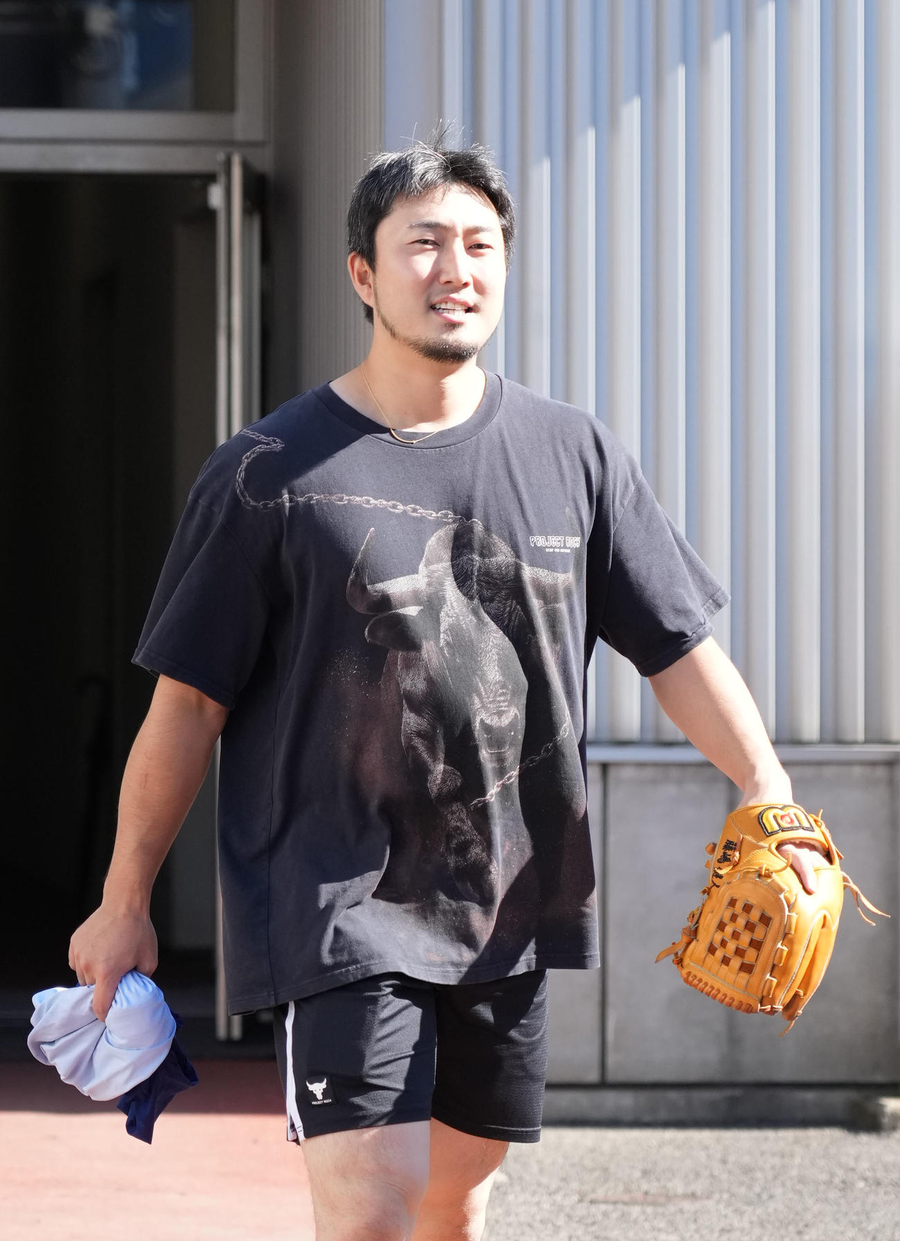 球場に姿を見せ調整する藤嶋（撮影・森本幸一）