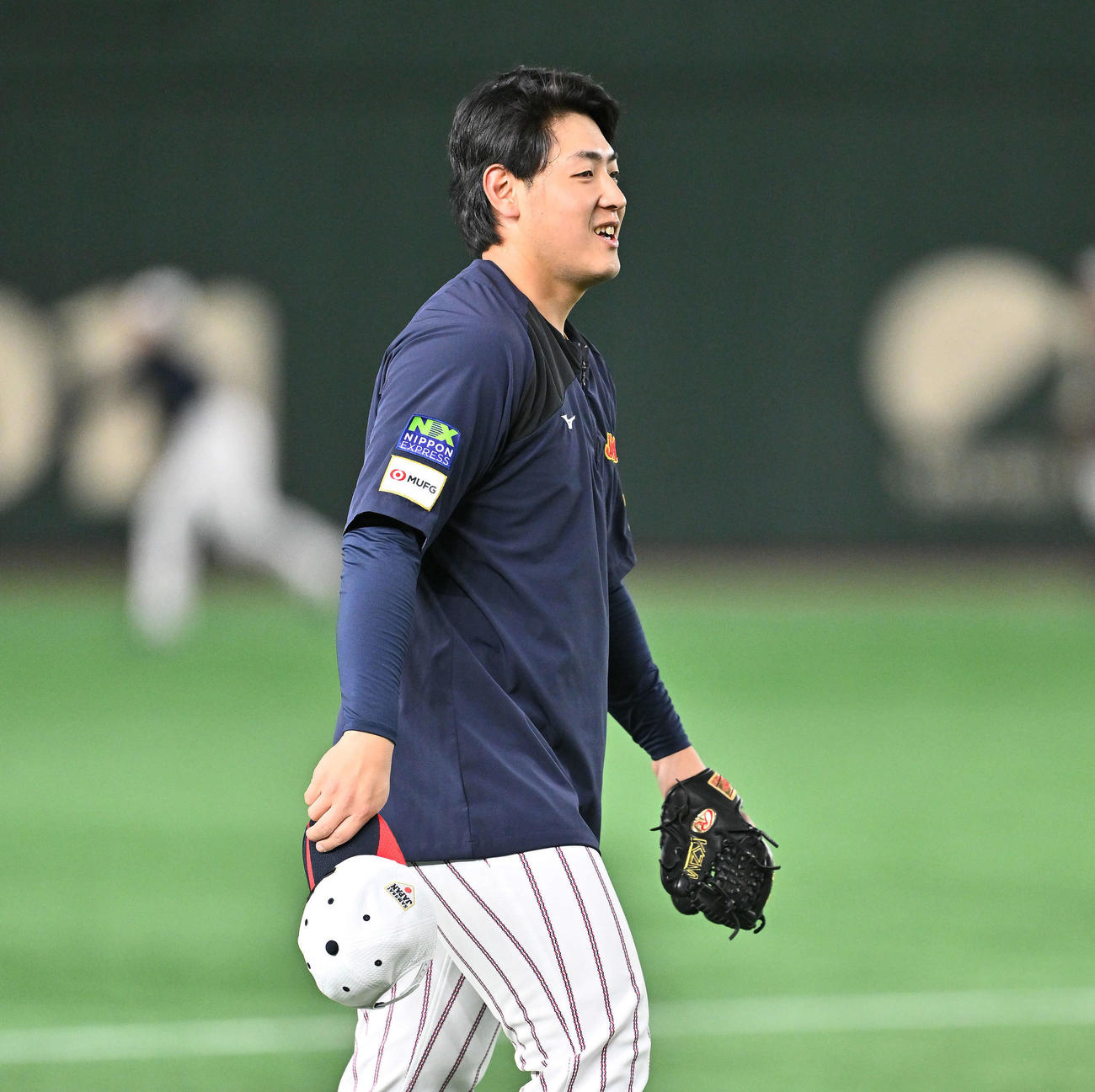日本対韓国　試合前練習でリラックスした表情の岡本（撮影・滝沢徹郎）