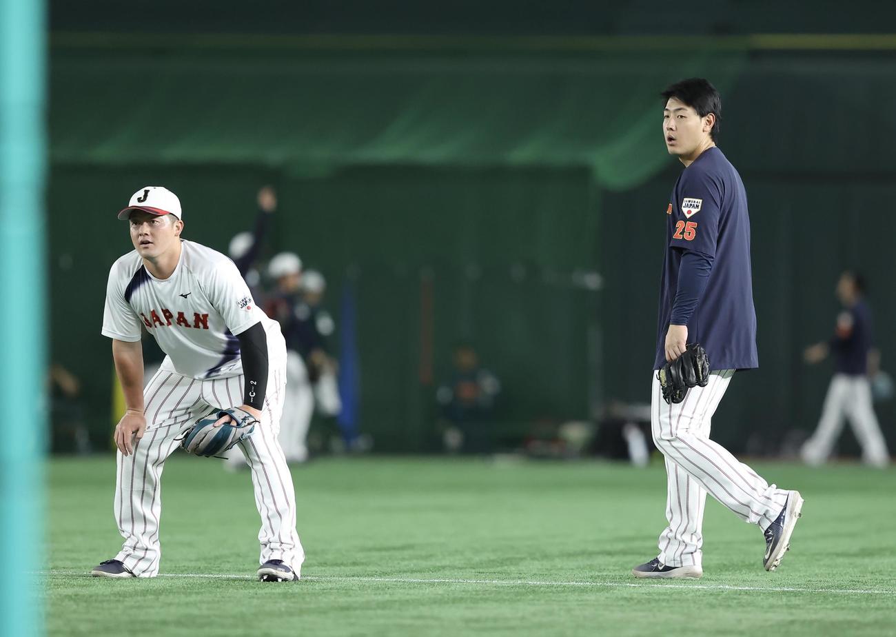 日本対韓国　試合前、練習に臨む牧（左）と岡本（撮影・河田真司）