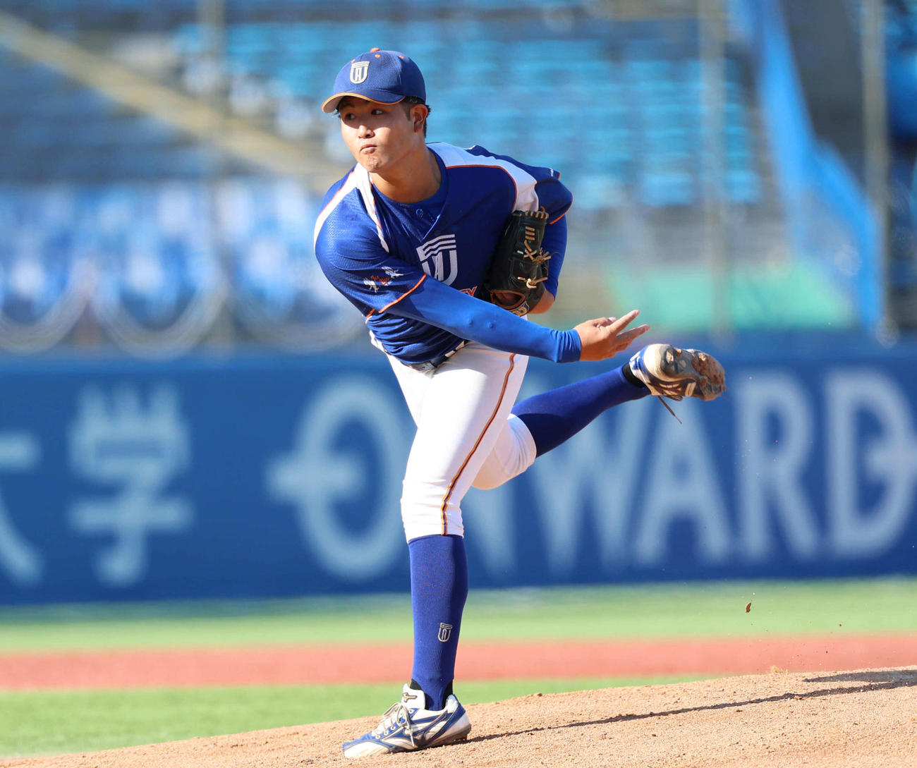 神大対東亜大　先発し力投する東亜大・藤井（撮影・増田悦実）