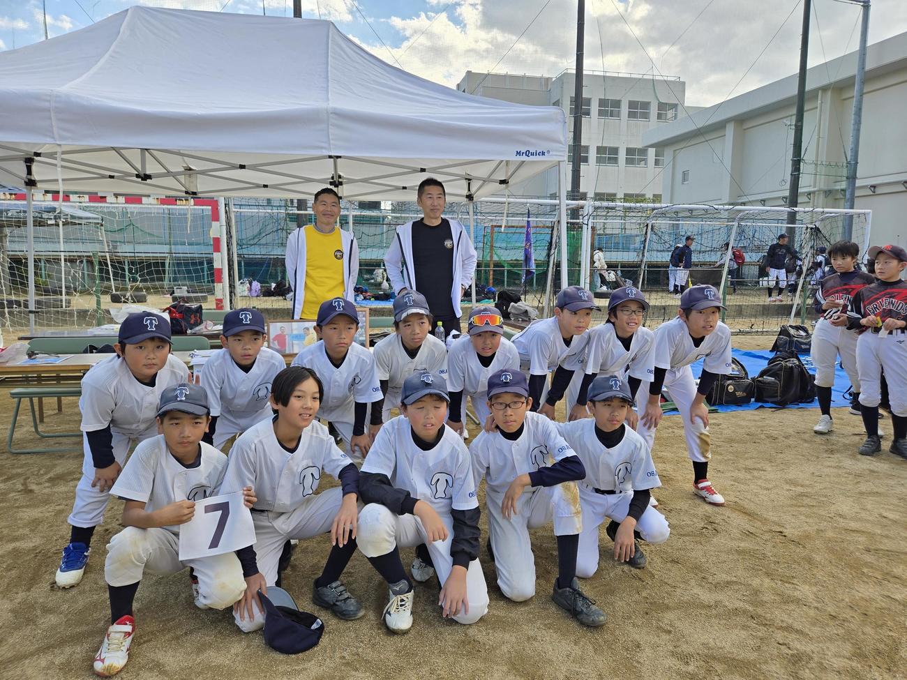 第1回今岡杯のソフトボール大会を視察した今岡氏（後方右）は少年少女と写真に収まる（撮影・寺尾博和）