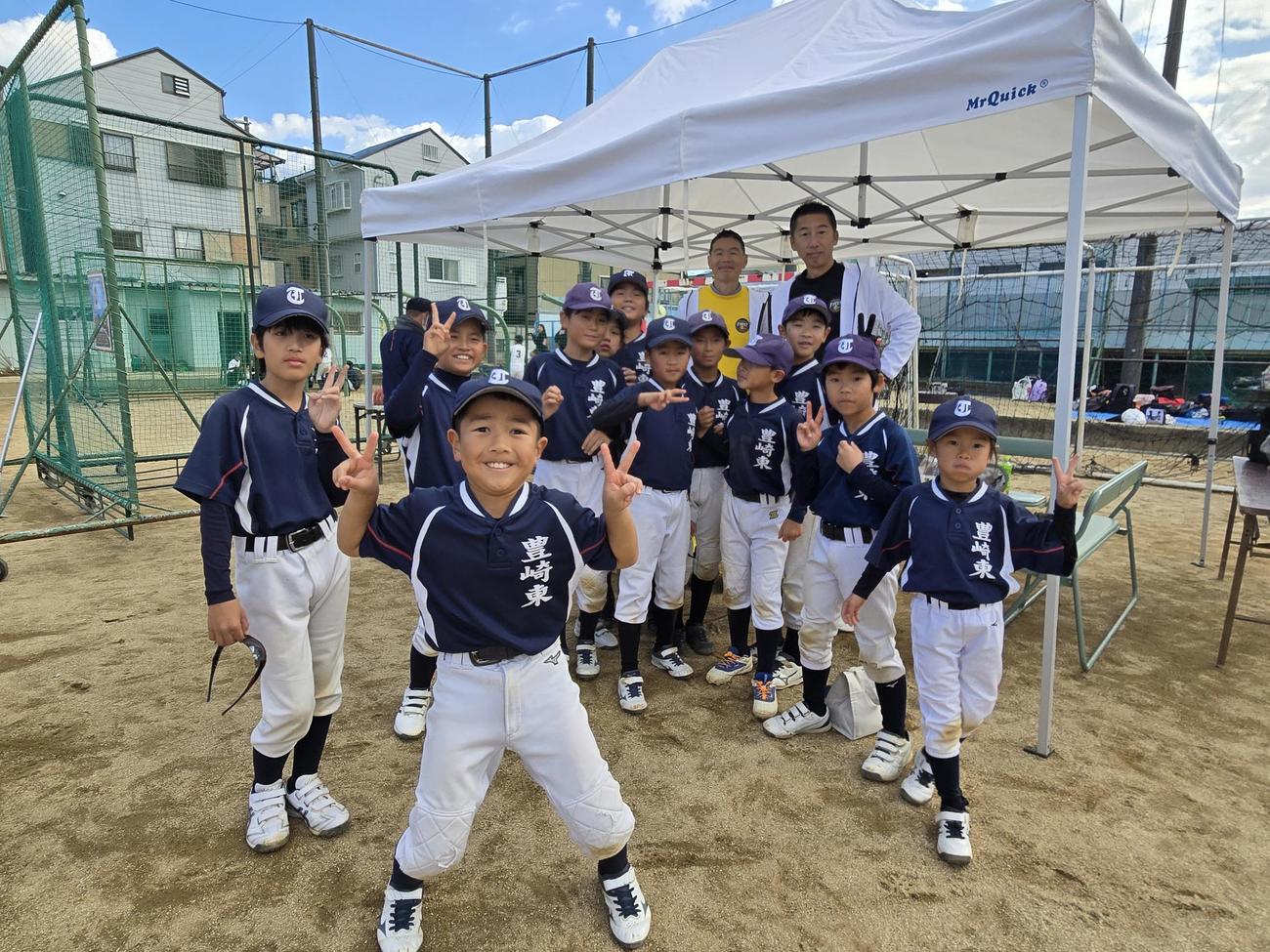 今岡真訪氏（後方右）は自身が運営するソフトボール大会を視察した（撮影・寺尾博和）