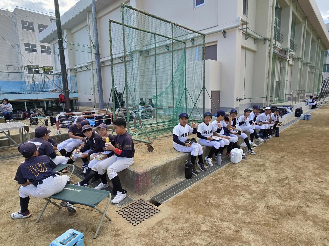 第1回今岡真訪杯のソフトボール大会の合間に昼食をとる少年少女（撮影・寺尾博和）