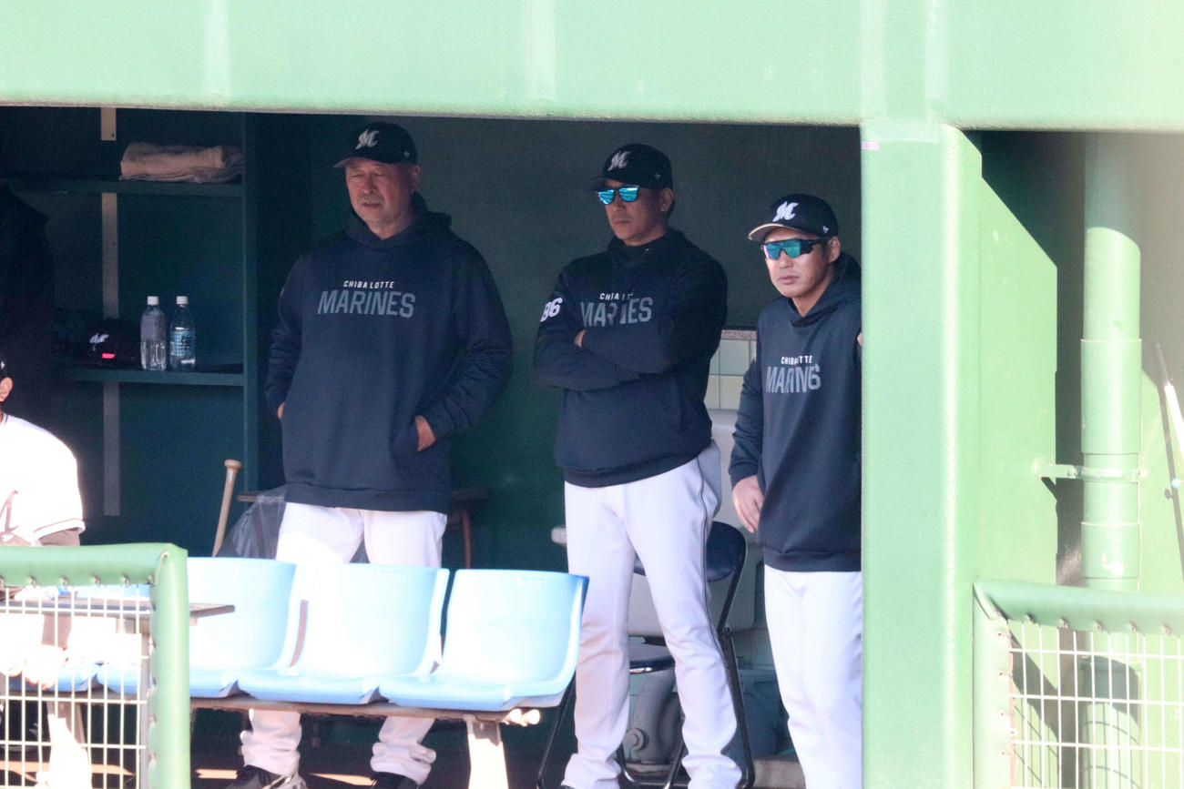 就任初の対外試合となった広島との練習試合に臨んだロッテ・サブロー監督（中央）（撮影・前原淳）