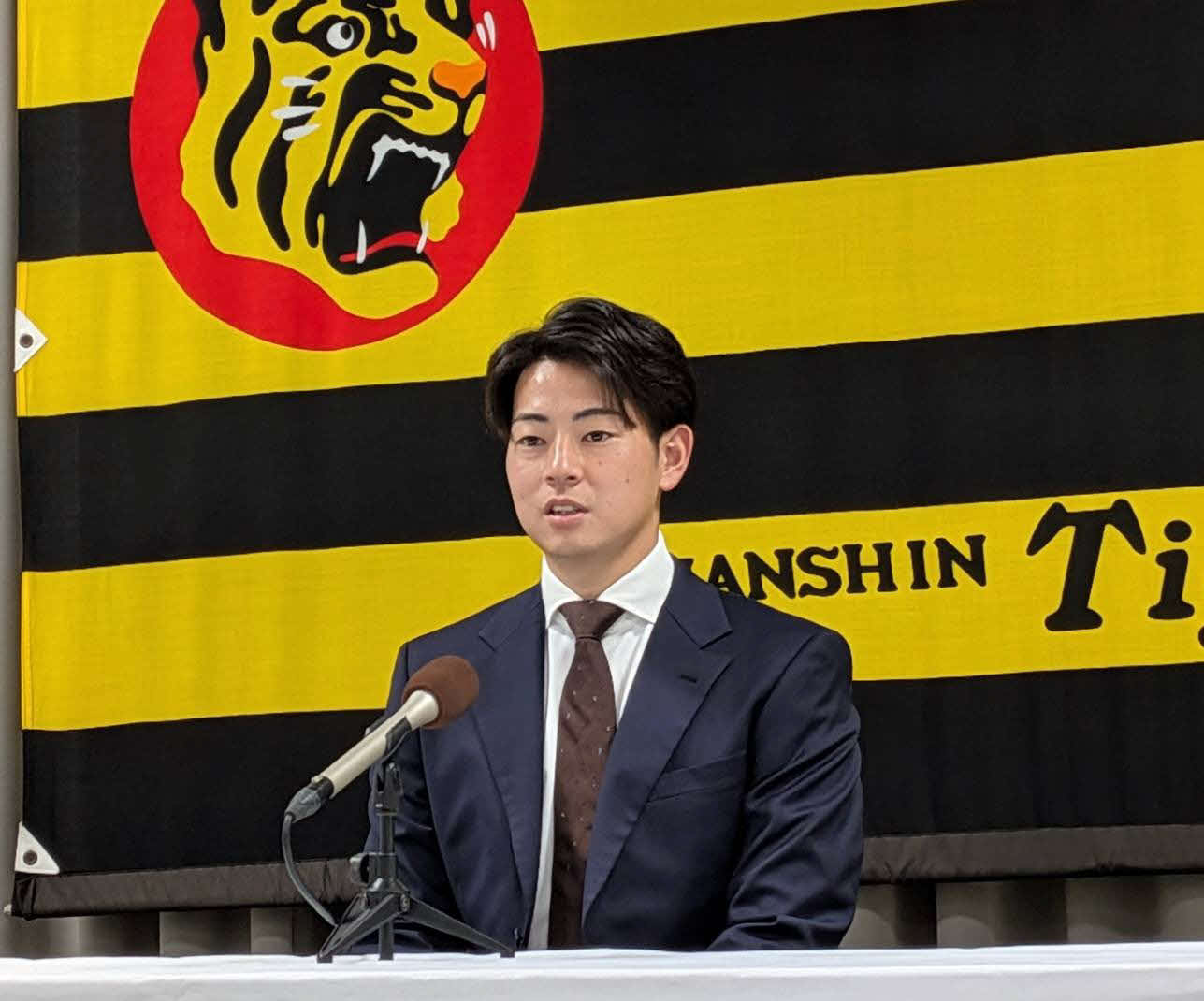 契約更改を終え記者会見する阪神下村（撮影・柏原誠）