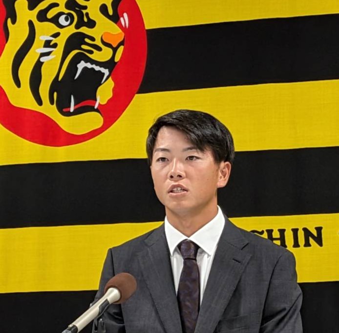 契約更改後、会見する阪神川崎（撮影・柏原誠）＝2025年11月15日