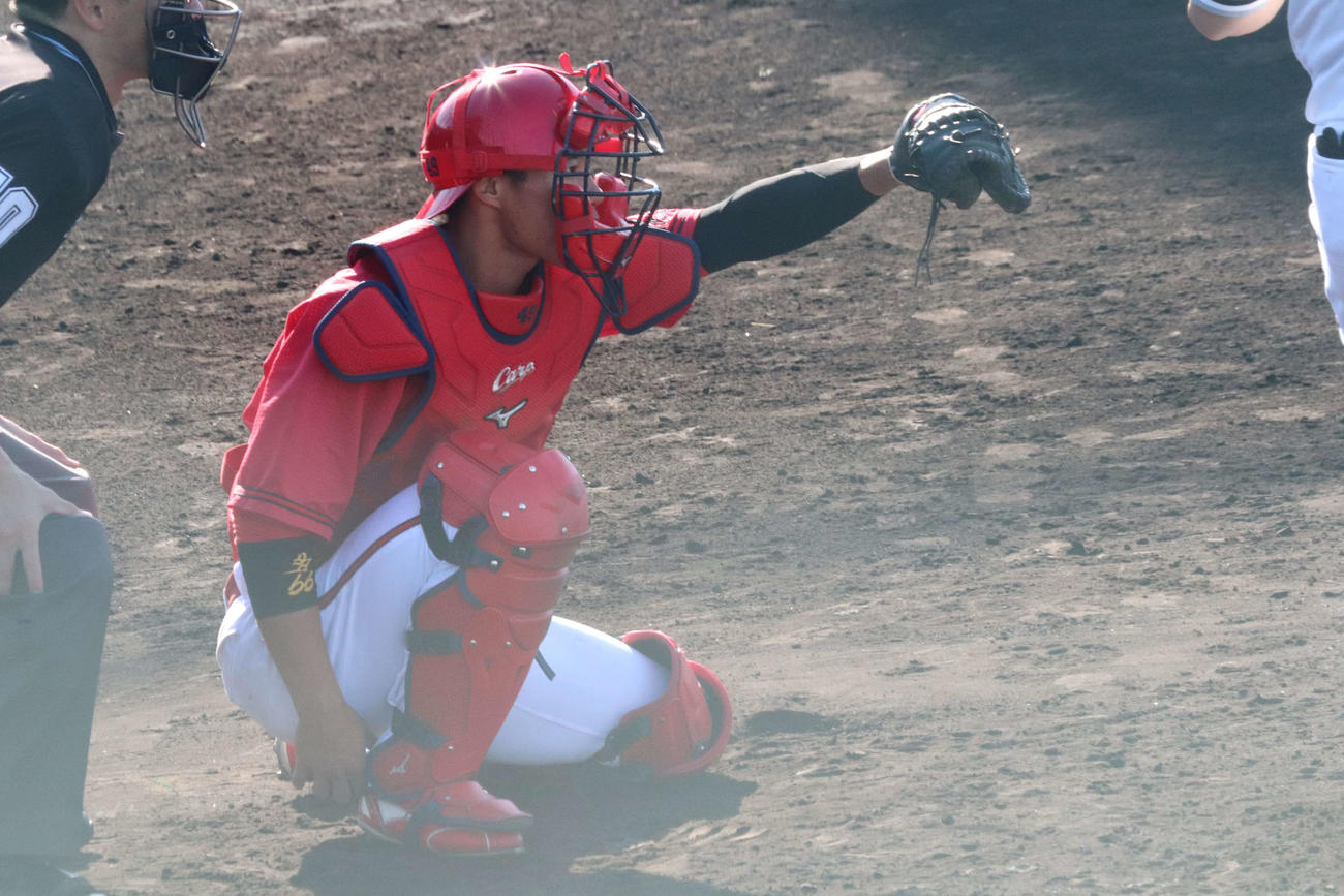 ロッテとの練習試合に捕手として出場した広島二俣翔一内野手（撮影・前原淳）＝2025年11月15日、都城市営野球場