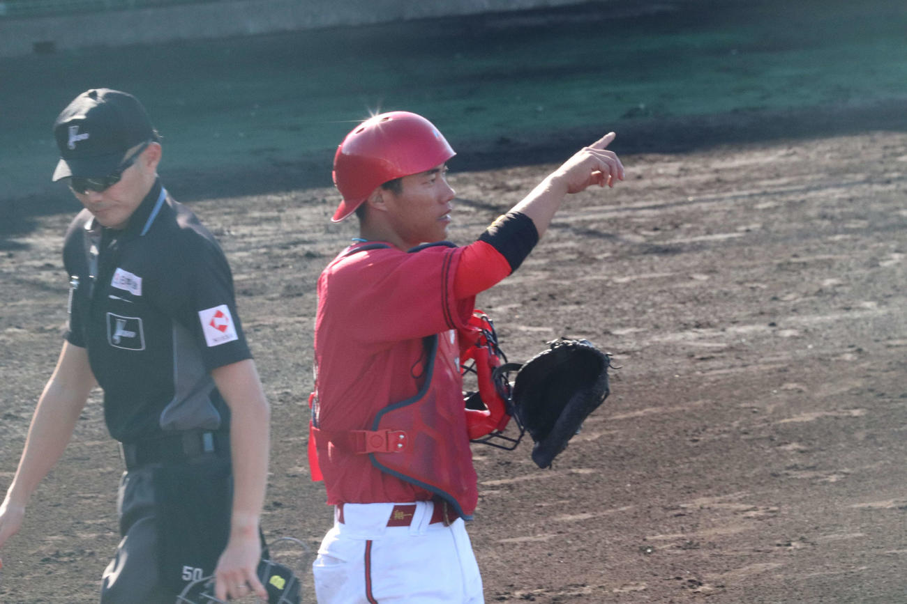 ロッテとの練習試合に捕手として出場した広島二俣翔一内野手（撮影・前原淳）