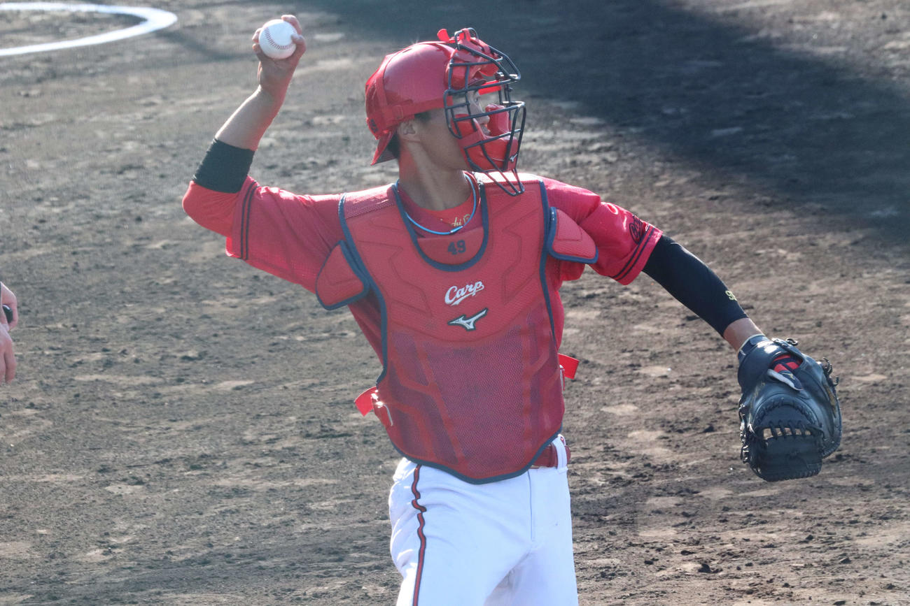 ロッテとの練習試合に捕手として出場した広島二俣翔一内野手（撮影・前原淳）＝2025年11月15日、都城市営野球場