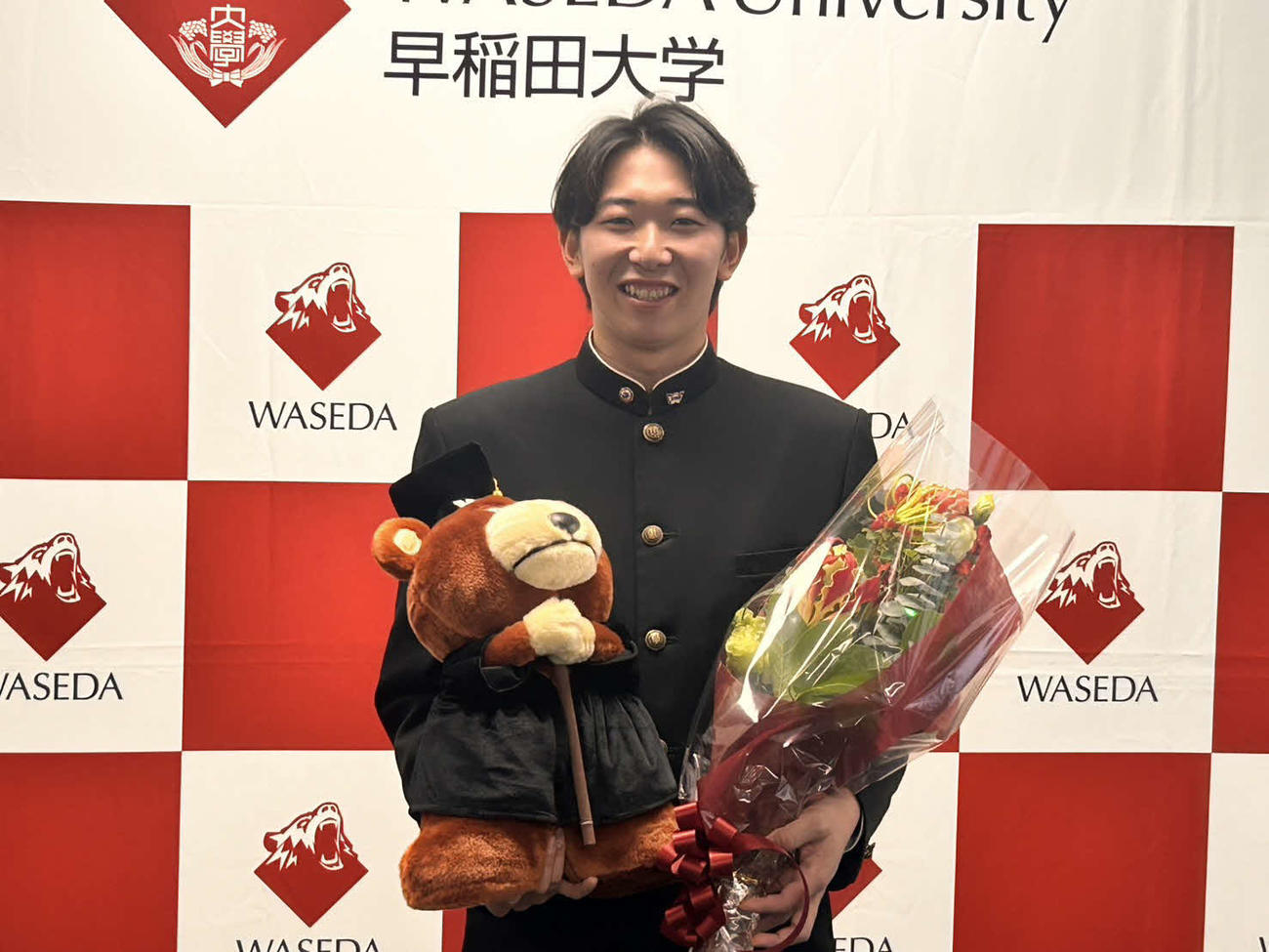 指名あいさつを終えて笑みをこぼす楽天2位早大・伊藤樹（撮影・平山連）