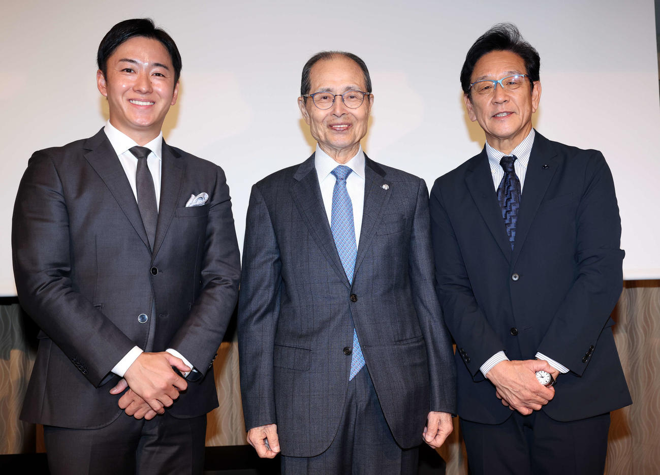 全日本野球サミットを終え、笑顔で記念撮影する、左から斎藤佑樹氏、王貞治氏、栗山英樹氏（撮影・浅見桂子）