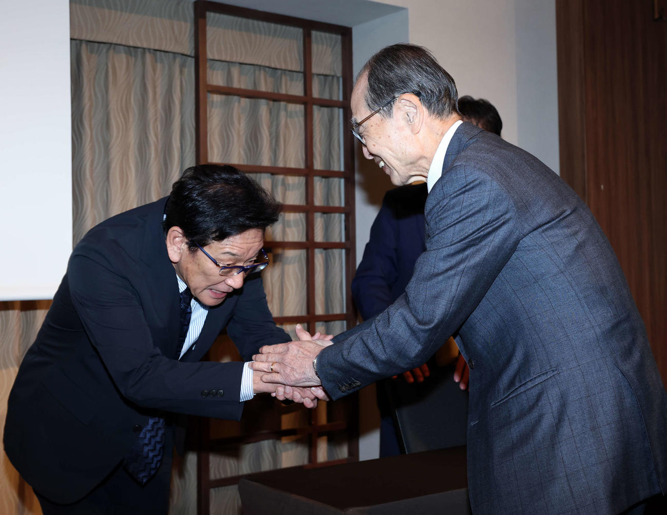 全日本野球サミットを終え、王貞治氏（右）と握手する栗山英樹氏（撮影・浅見桂子）
