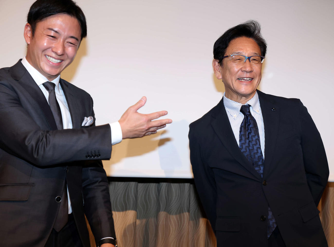 全日本野球サミットを終え、談笑する斎藤佑樹氏（左）と栗山英樹氏（撮影・浅見桂子）