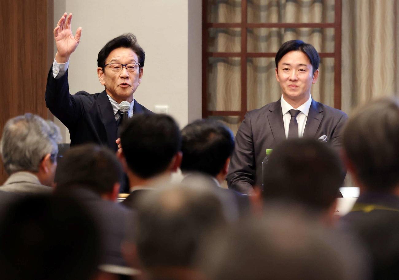 全日本野球サミットで、ディスカッションする栗山英樹氏（左）と斎藤佑樹氏（撮影・浅見桂子）