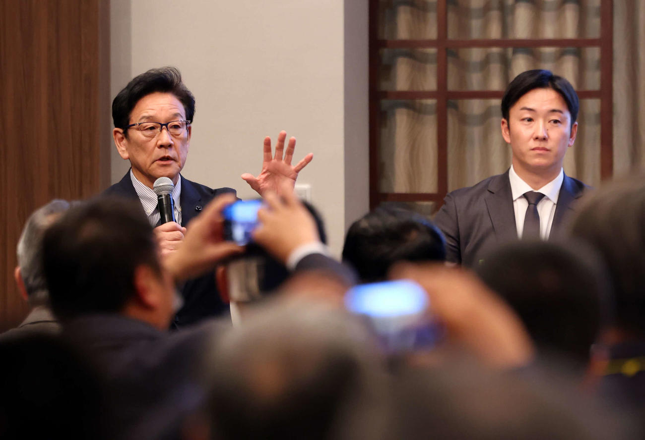 全日本野球サミットで、ディスカッションする栗山英樹氏（左）と斎藤佑樹氏（撮影・浅見桂子）