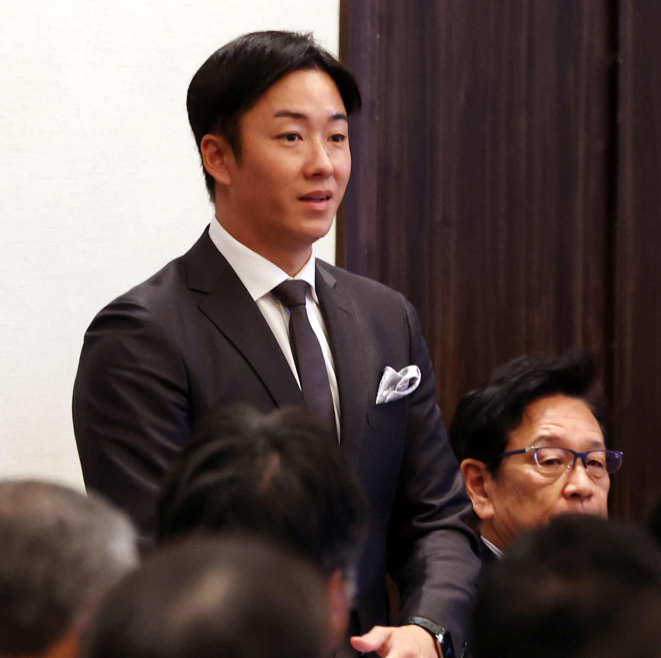 全日本野球サミットで、ゲストとして紹介される斎藤佑樹氏（左）。右は栗山英樹氏（撮影・浅見桂子）