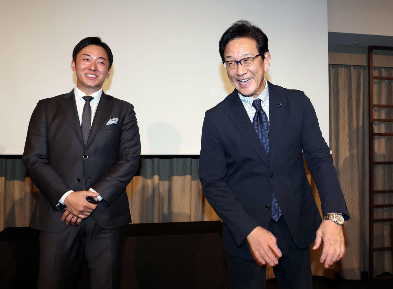 全日本野球サミットを終え、談笑する斎藤佑樹氏（左）と栗山英樹氏（撮影・浅見桂子）