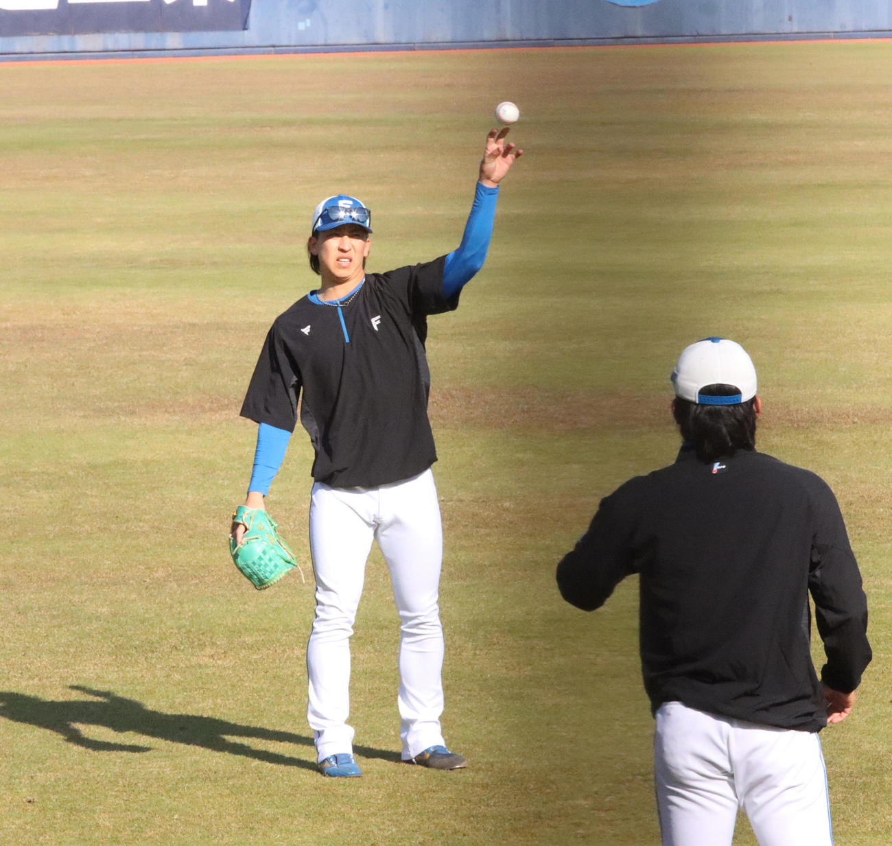 リラックスした表情でキャッチボールする日本ハム細野