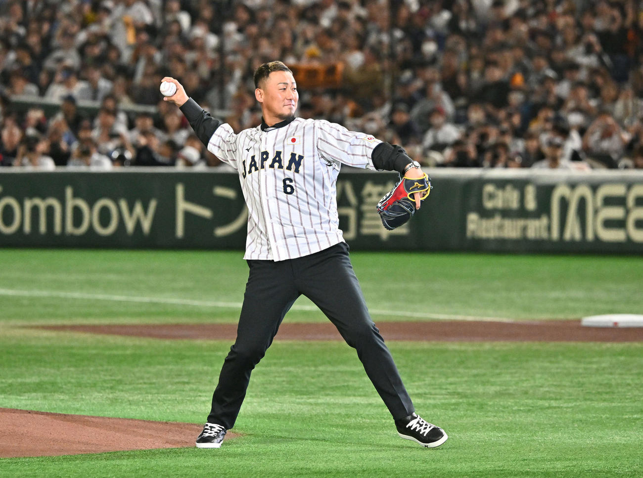日本対韓国　始球式で投球する中田氏（撮影・滝沢徹郎）　