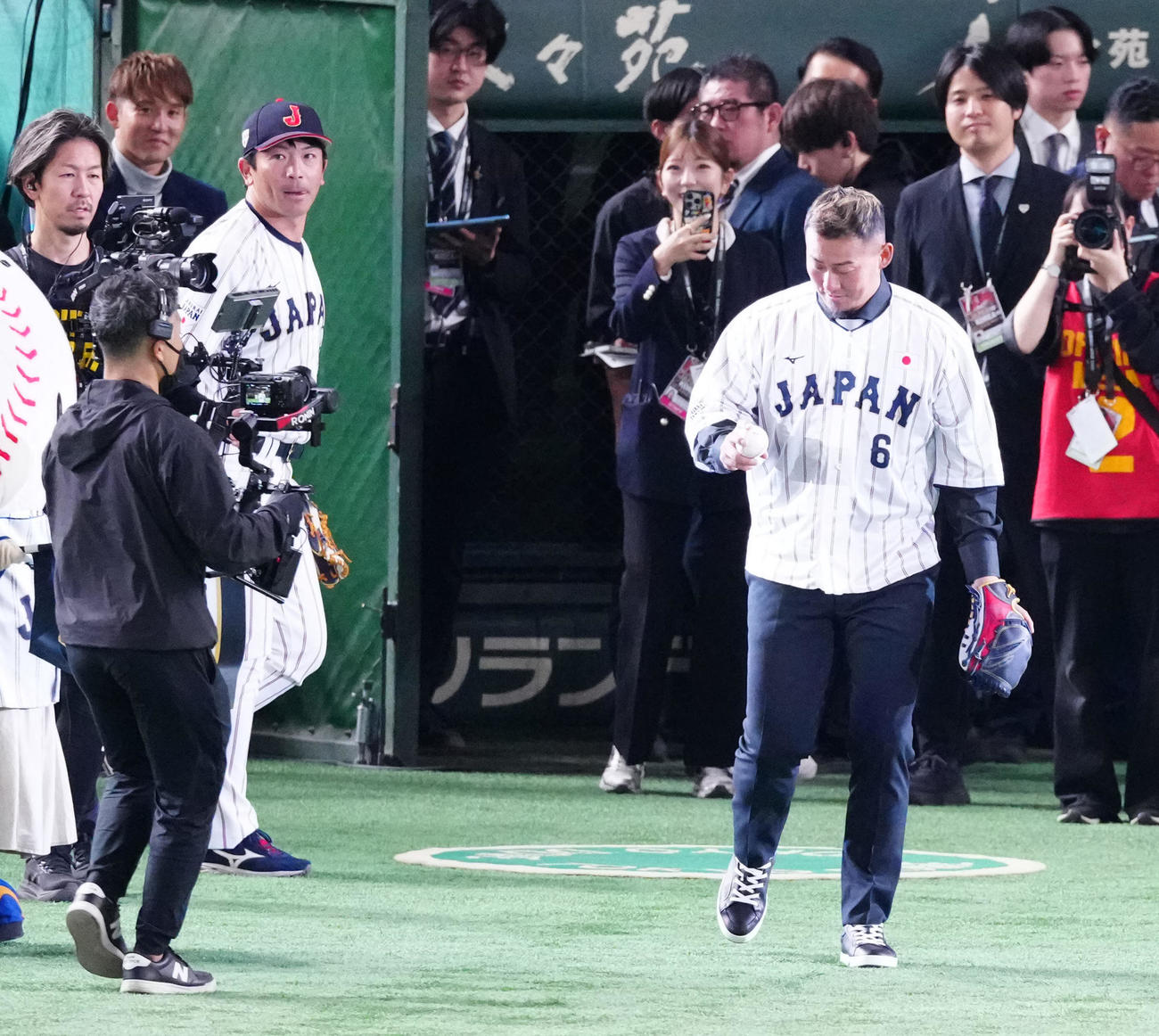日本対韓国　試合前、始球式に臨む中田氏（右）。後方左は杉谷氏（撮影・江口和貴）
