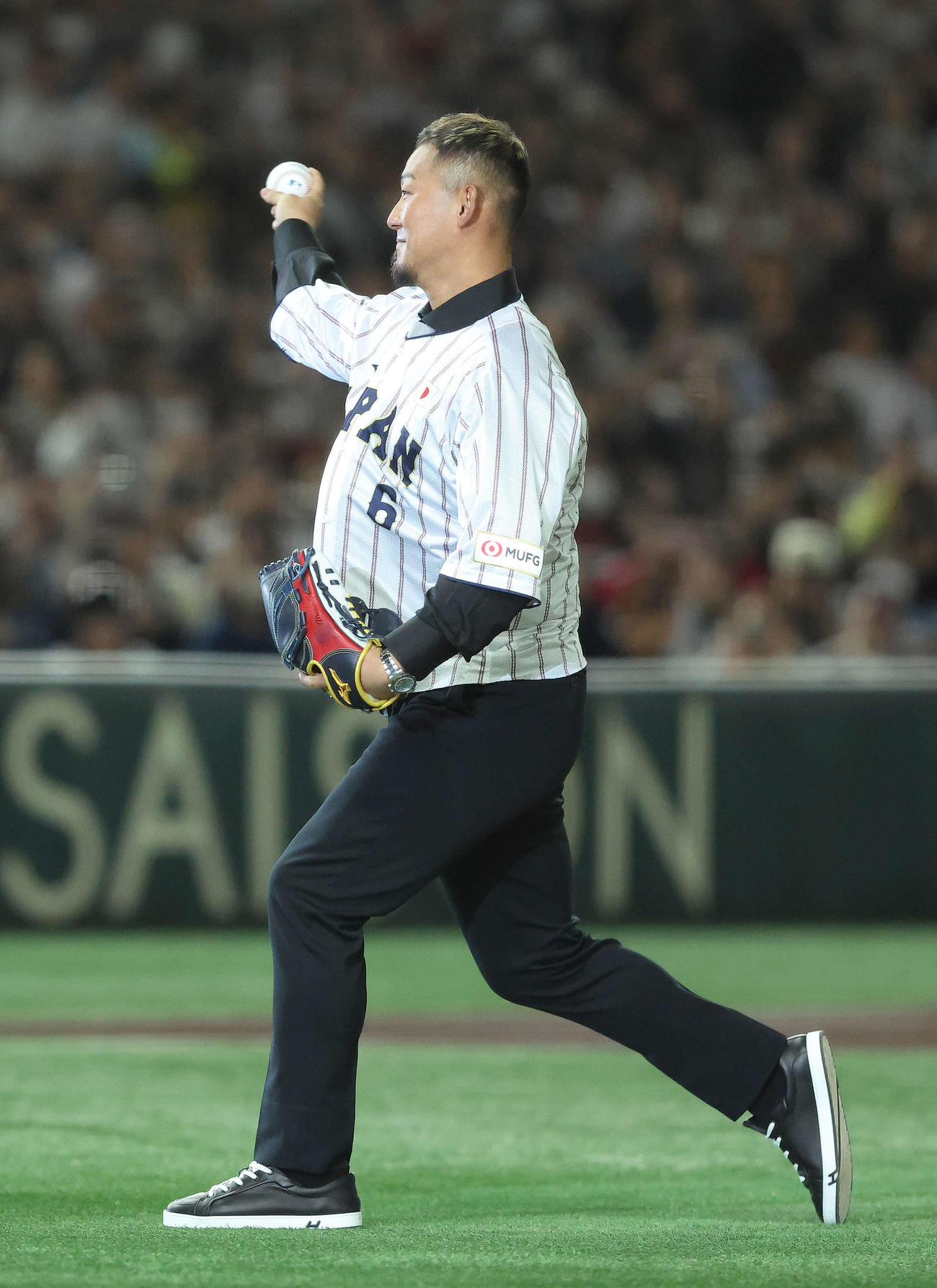 日本対韓国　開始前、始球式を務めた中田氏（撮影・河田真司）