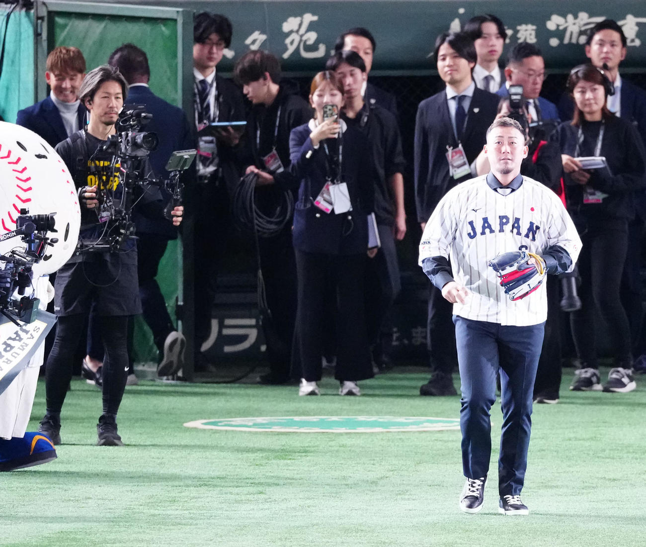 日本対韓国　試合前、始球式に臨む中田氏（右）。後方左は杉谷氏（撮影・江口和貴）
