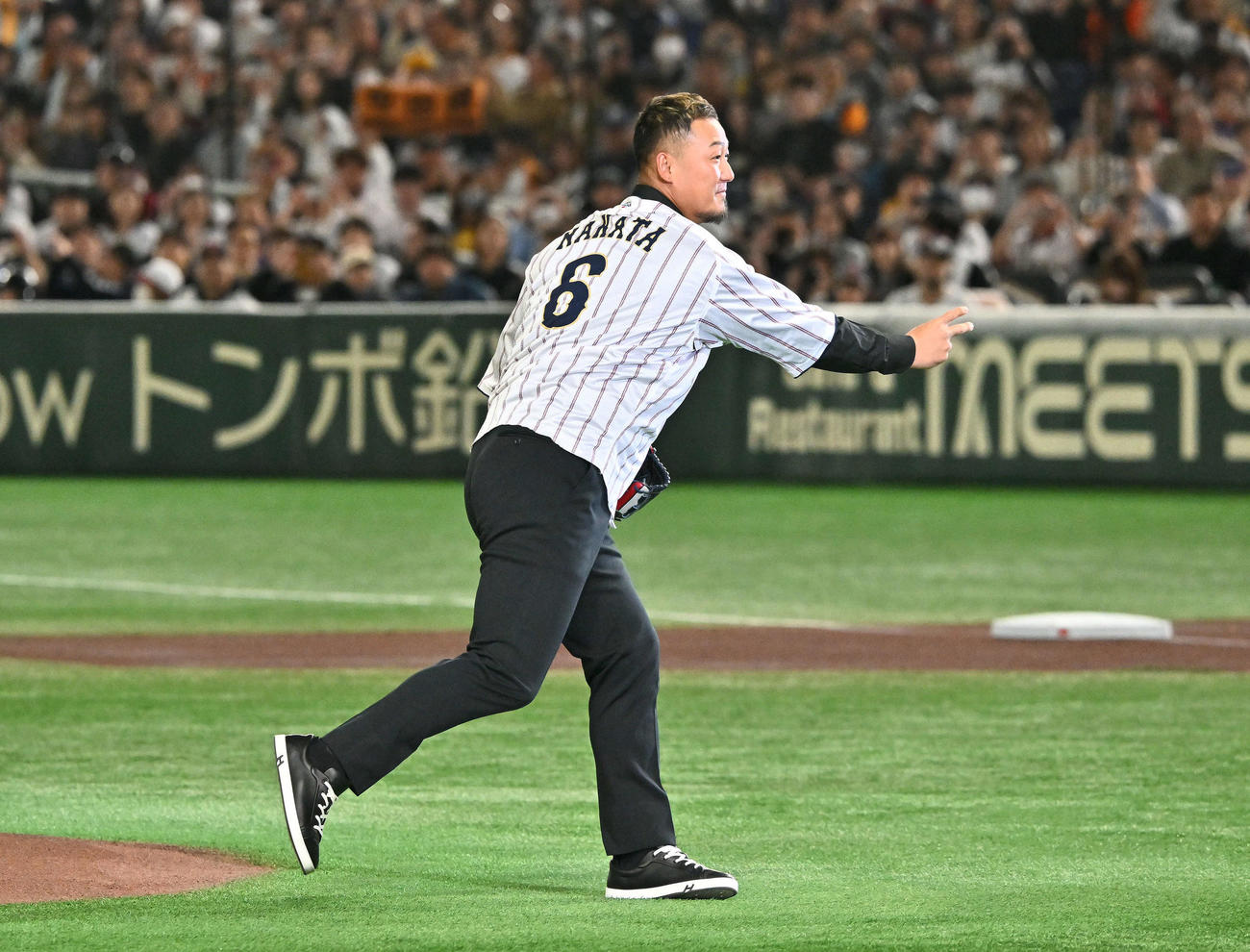 日本対韓国　始球式で投球する中田氏（撮影・滝沢徹郎）　