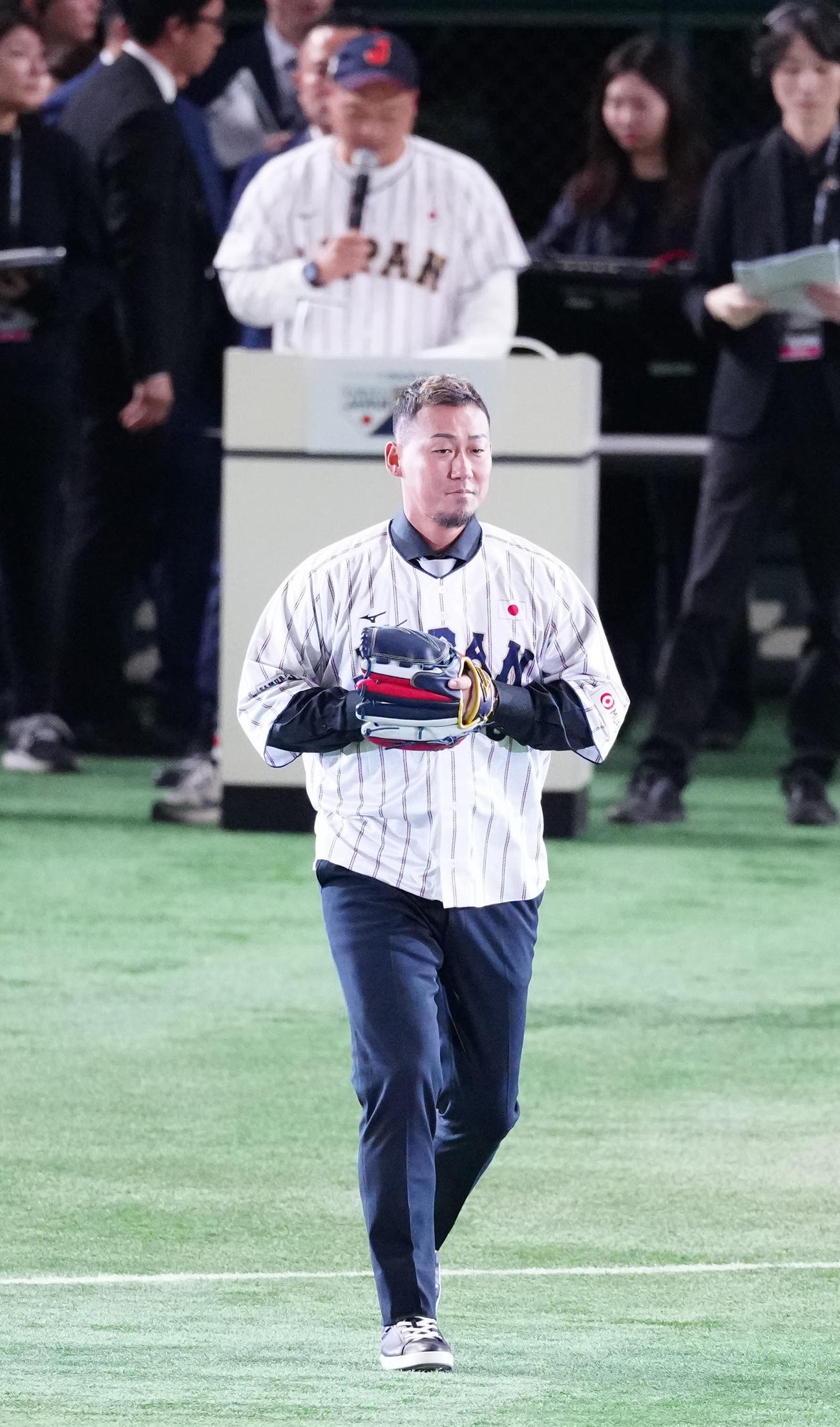 日本対韓国　試合前、始球式に臨む中田氏（撮影・江口和貴）