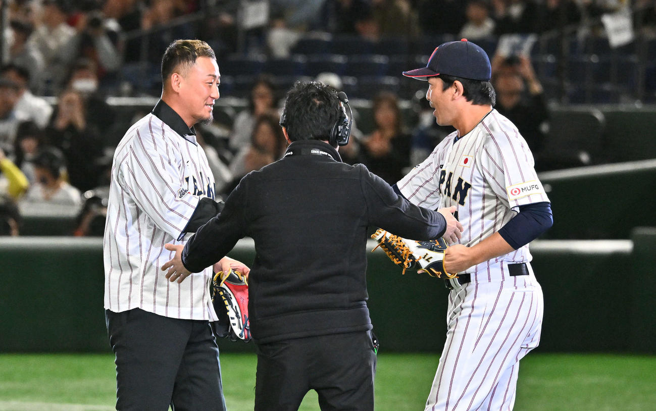 日本対韓国　始球式を終えた中田氏（左）は松田コーチと握手を交わす（撮影・滝沢徹郎）　