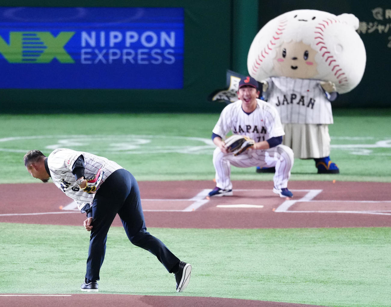 日本対韓国　試合前、始球式に臨む中田氏。捕手は松田野手総合コーチ（撮影・江口和貴）
