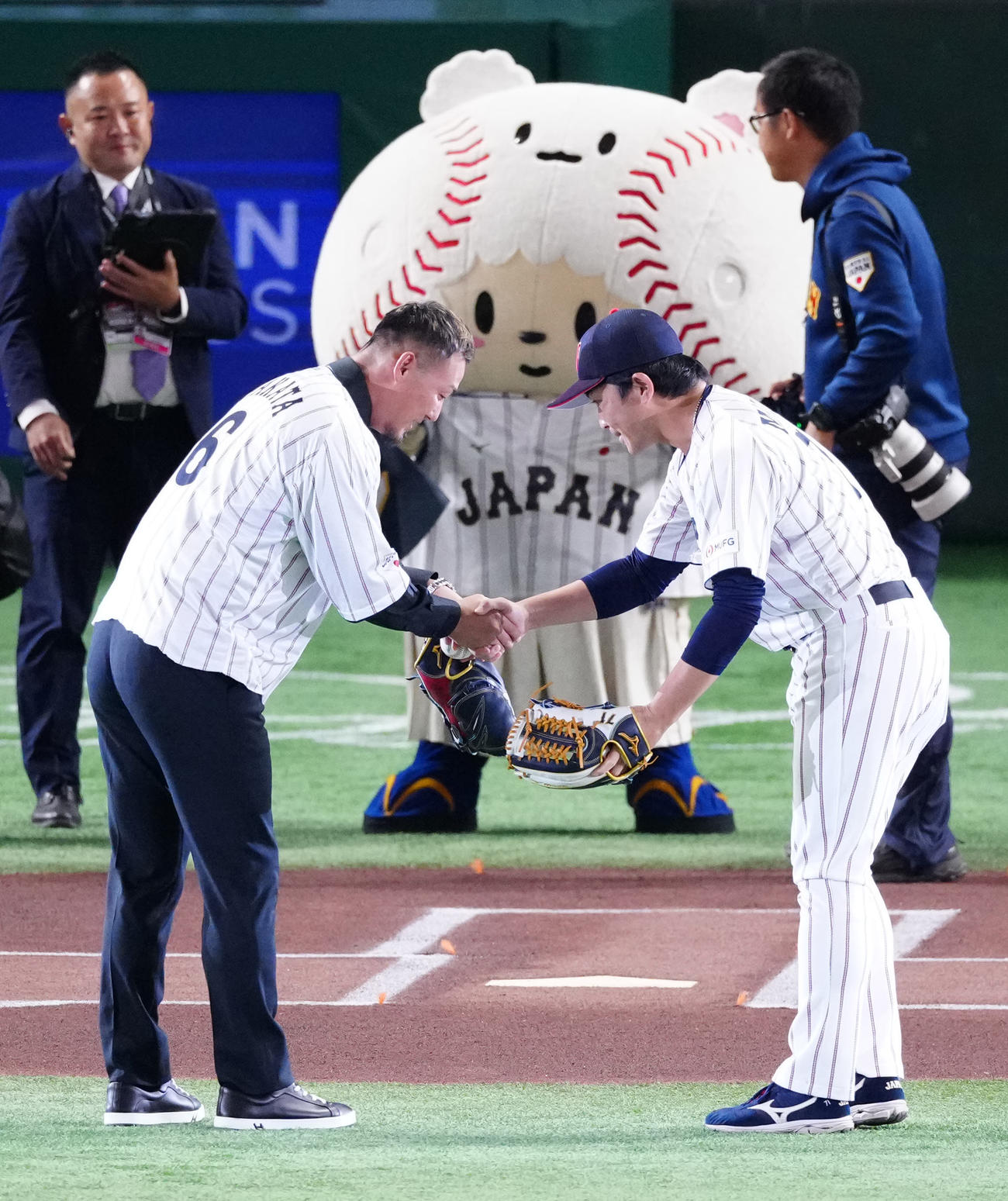 日本対韓国　試合前、始球式に臨み、松田野手総合コーチ（右）と握手を交わす中田氏（撮影・江口和貴）